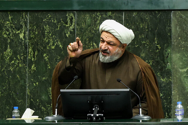 درِ مجلس را ببندید؛ بودجه اش را خرج مردم کنید،ما اینجا هیچ‌کاره هستیم