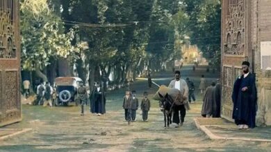 تصویر عبور یک کاروان از دروازه قرآن شیراز دوران قاجار