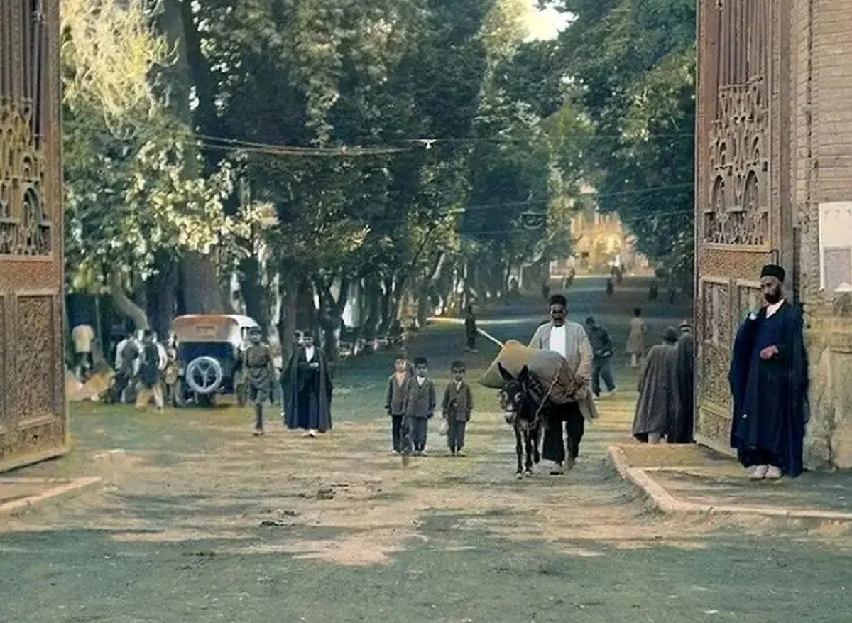 تصویر عبور یک کاروان از دروازه قرآن شیراز دوران قاجار