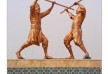 نصب نماد «کلاه‌کَنی» در ورودی شهر لطیفی | معرفی شهر لطیفی و بازی کلاه‌کَنی