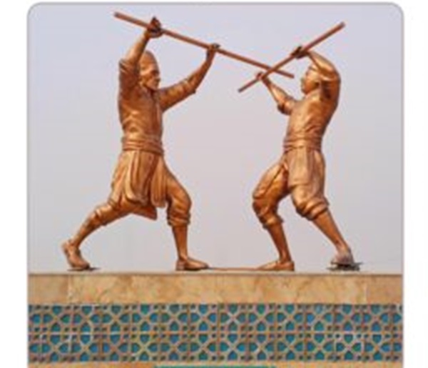 نصب نماد «کلاه‌کَنی» در ورودی شهر لطیفی | معرفی شهر لطیفی و بازی کلاه‌کَنی