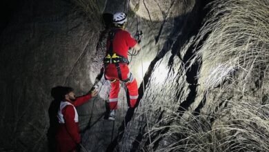 نجات معجزه‌آسا از چنگال کوه؛ امدادگران هلال‌احمر مرد ۴۵ ساله را از ارتفاعات مرگبار شیخی نجات دادند
