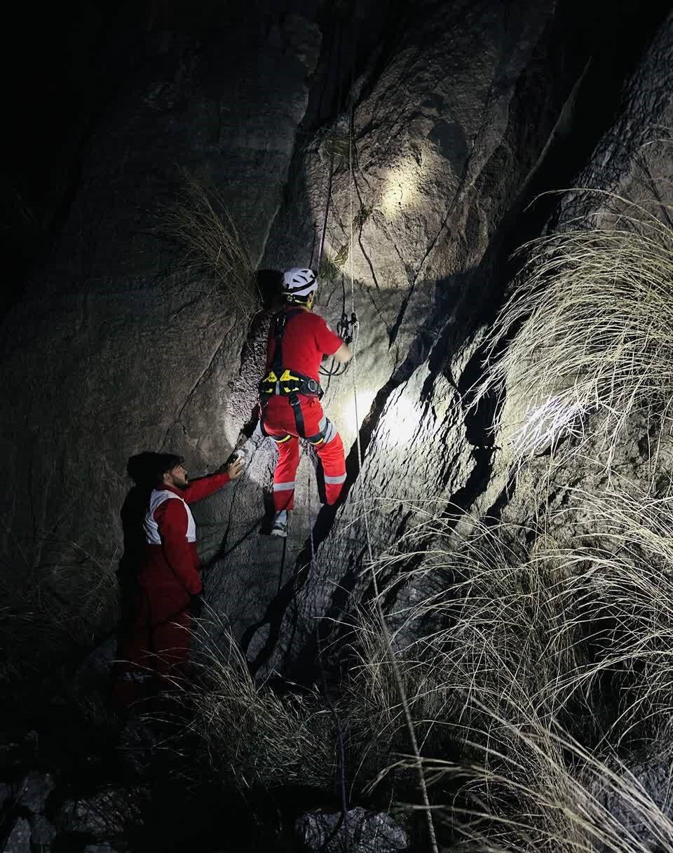 نجات معجزه‌آسا از چنگال کوه؛ امدادگران هلال‌احمر مرد ۴۵ ساله را از ارتفاعات مرگبار شیخی نجات دادند