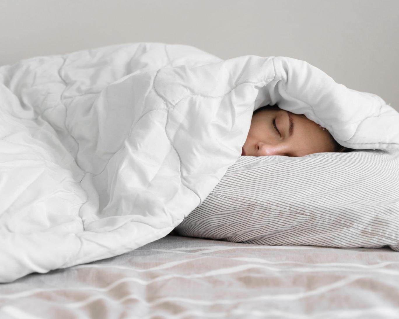 راز آرامش شبانه زیر یک لحاف سنگین/ تحریک فشاری عمیق چگونه استرس را خاموش می‌کند؟