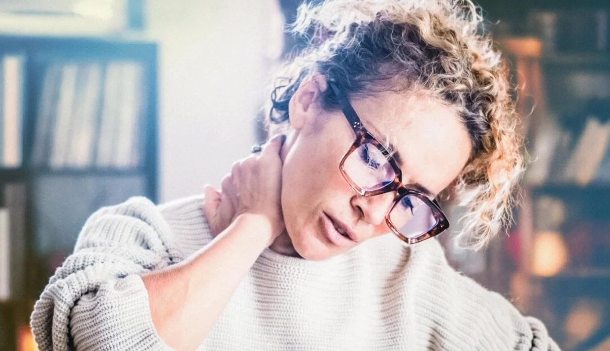 راز عجیب گردن‌درد: قاتل خاموشی که از پشت سر شکارتان می‌کند