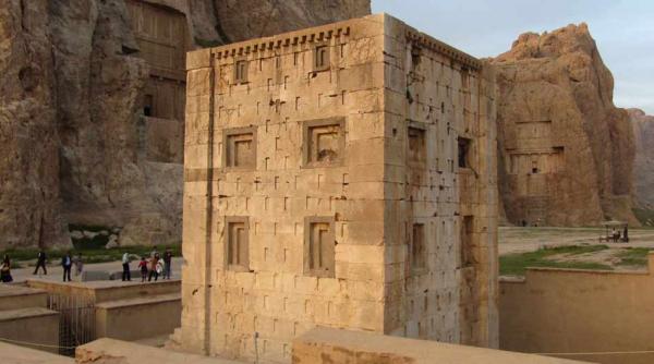 کعبه زرتشت ؛ اسرارآمیزترین و شگفت‌انگیزترین بنای باستانی ایران