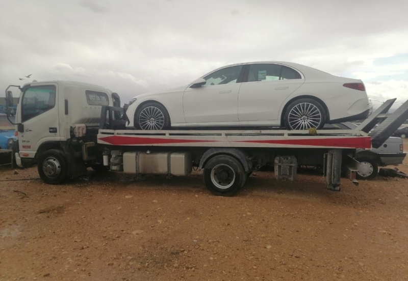 کشف خودرو لوکس قاچاق در ایست و بازرسی پلیس؛ مرسدس بنز فاقد پلاک در کفی ایسوزو