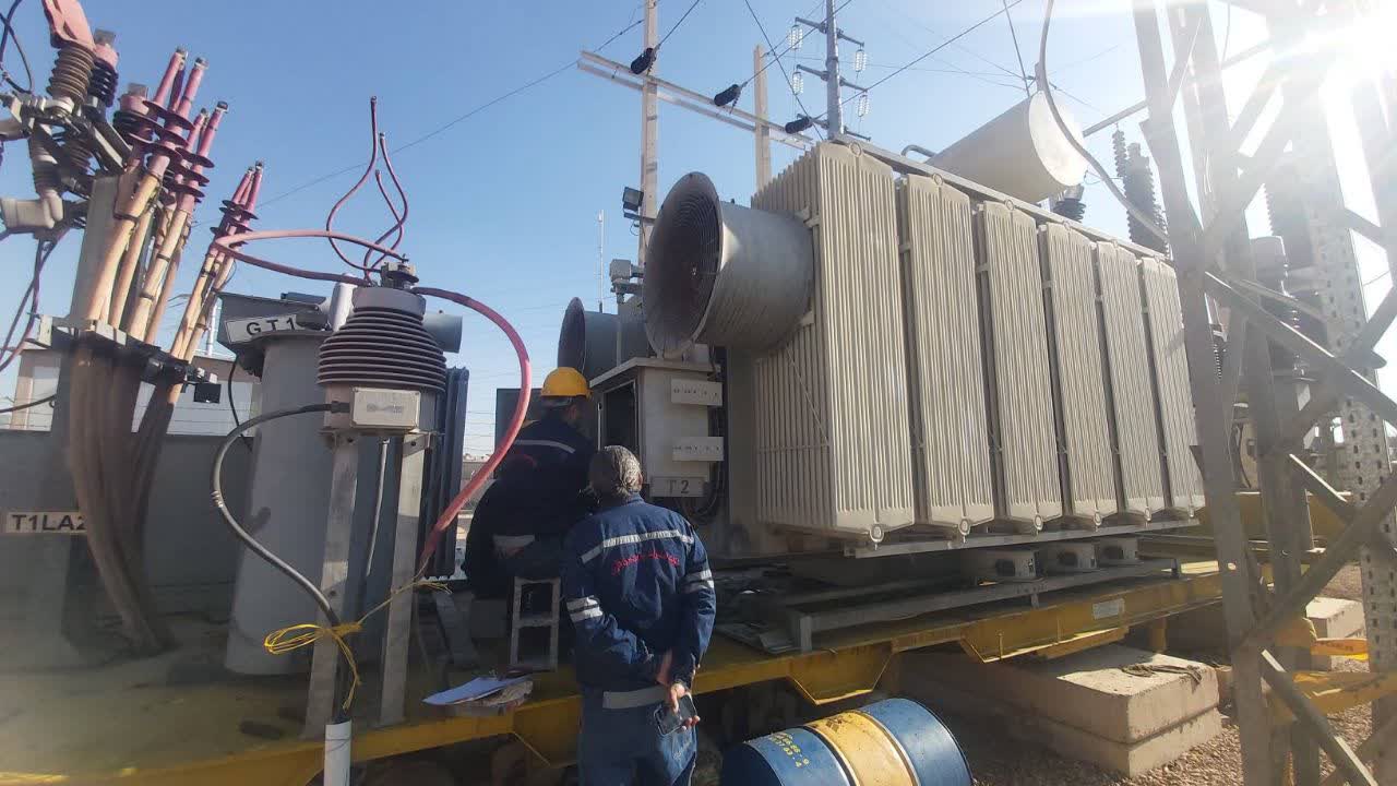 نصب ترانس جدید پست ۶۶ کیلوولت سراج شیراز برای گذر از پیک بار ۱۴۰۵