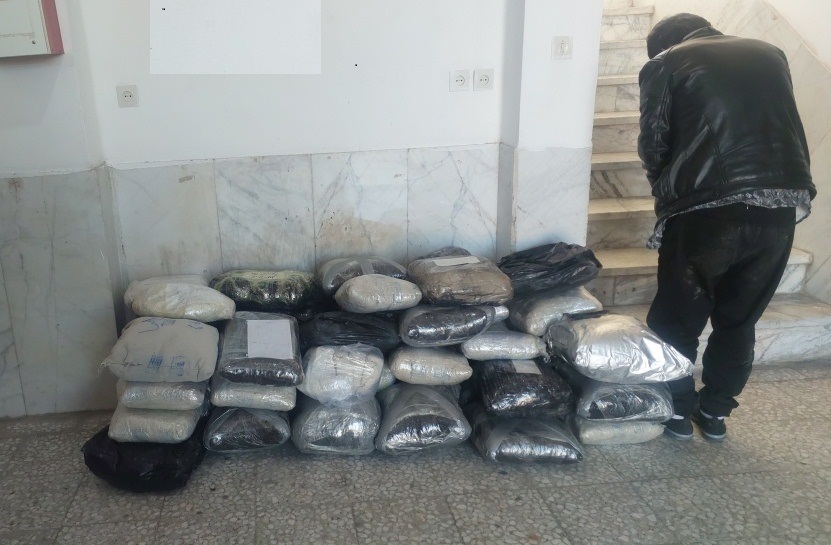 لوکس‌سوار موادفروش در داراب زمینگیر شد/ ۴۳۶ کیلو تریاک سوغاتی شبانه پژو ۴۰۵