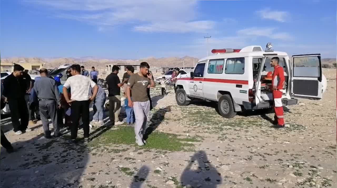 تصادف شدید پژو پارس و ۲۰۶ در محور خنج؛ ۵ نفر راهی بیمارستان شدند