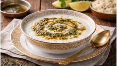 طرز تهیه سوپ دوغ ترکیه‌ای (یایلا چورباسی)؛ خوشمزه و مجلسی