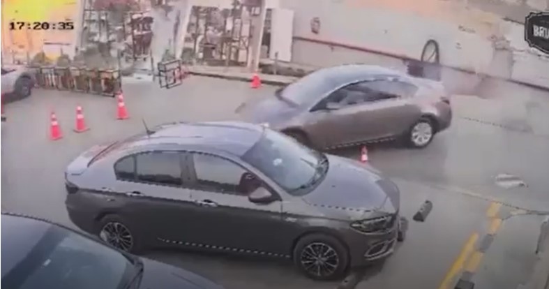 ویدیوی هولناک از لحظه بلعیدن ۲ فروشگاه و مشتریان توسط یک گودال