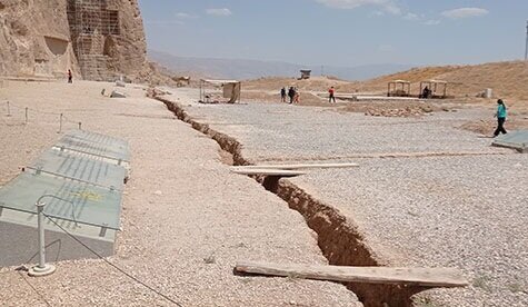 شوک به پیکره تاریخ/ نقش رستم روی لبه پرتگاه فرونشست