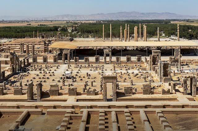 دوربین‌ها یادگاری نویسان روی دیواره‌های تخت جمشید را شکار کردند