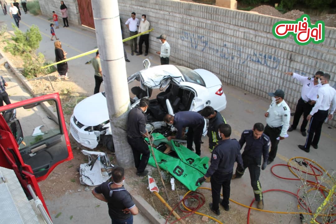 تصادف مرگبار خودروی سواری با تیر برق در شیراز/گزارش تصویری