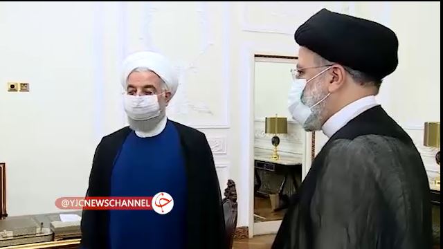 لحظه تحویل  کلید دفتر روحانی به رئیسی + فیلم