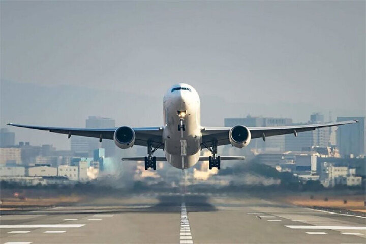 فرود اضطراری پرواز اهواز به بندرعباس در فرودگاه شیراز به خاطر بیماری یک مسافر  / فیلم