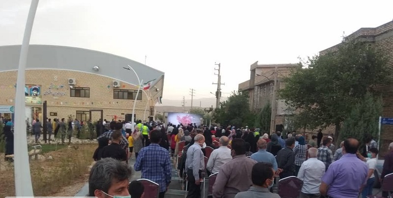 بریدن روبان با حضور جمعیت انبوه در شرایط بحران کرونا در شیراز+تصاویر