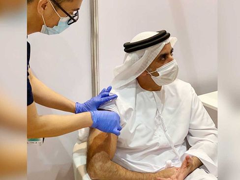 وزیر کشور امارات درحال تزریق واکسن کرونا (+عکس)