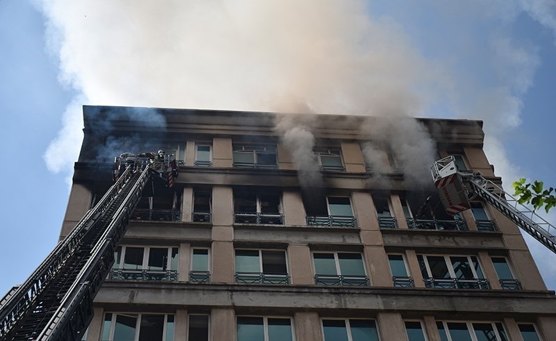 آتش‌سوزی در مجتمع دوازده طبقه بارانا در زرگری شیراز+تصاویر