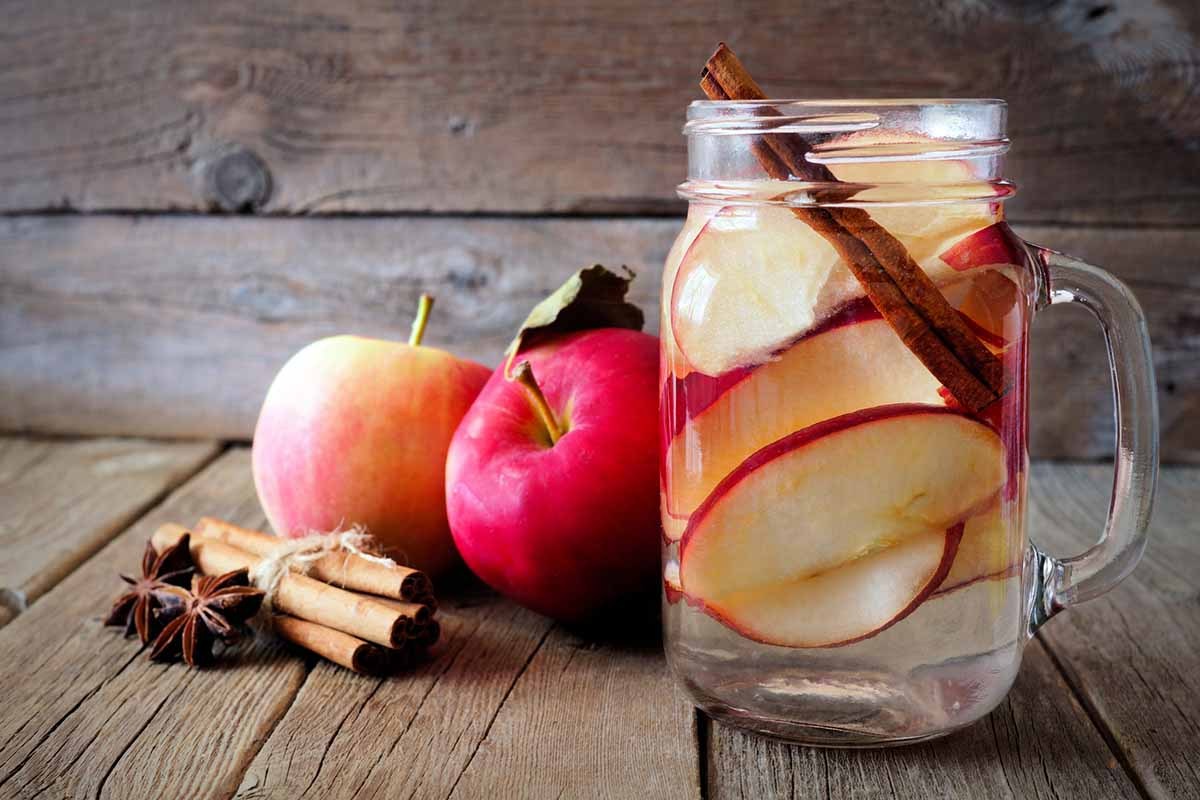 طرز تهیه نوشیدنی سیب و دارچین برای سم زدایی و کاهش سریع وزن
