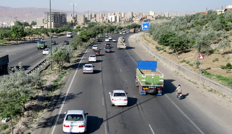 اقدام جنجالی حرکت با دنده عقب یک راننده در شیراز+کلیپ