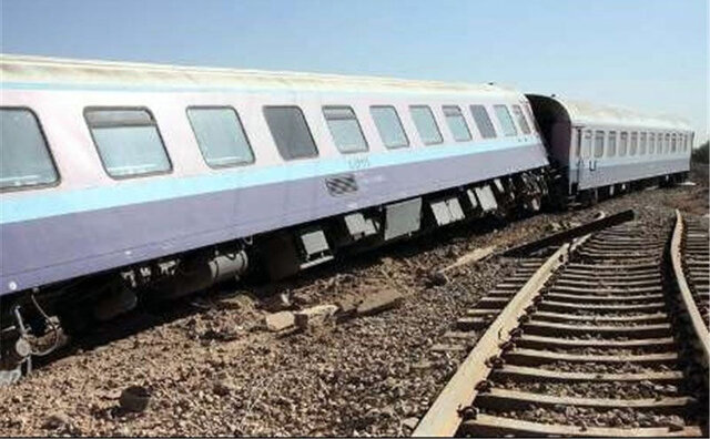 ۱۰ کشته و ۱۵ مصدوم در حادثه خروج قطار مسافربری طبس – یزد از ریل