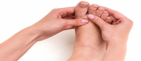 چرا انگشت پای شما با اشیا برخورد می‌کند؟