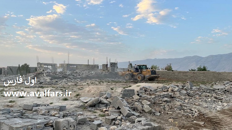 تخریب ساخت و ساز‌های غیر مجاز و چند باغشهری در حریم شهر کازرون