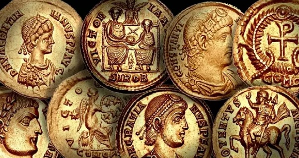 حکاکی‌های روی این سکه باستانی چه چیزی را نشان می‌دهد؟