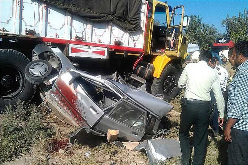 برخورد مرگبار کامیون با سواری پژو ۴۰۵ در محور کوار به شیراز