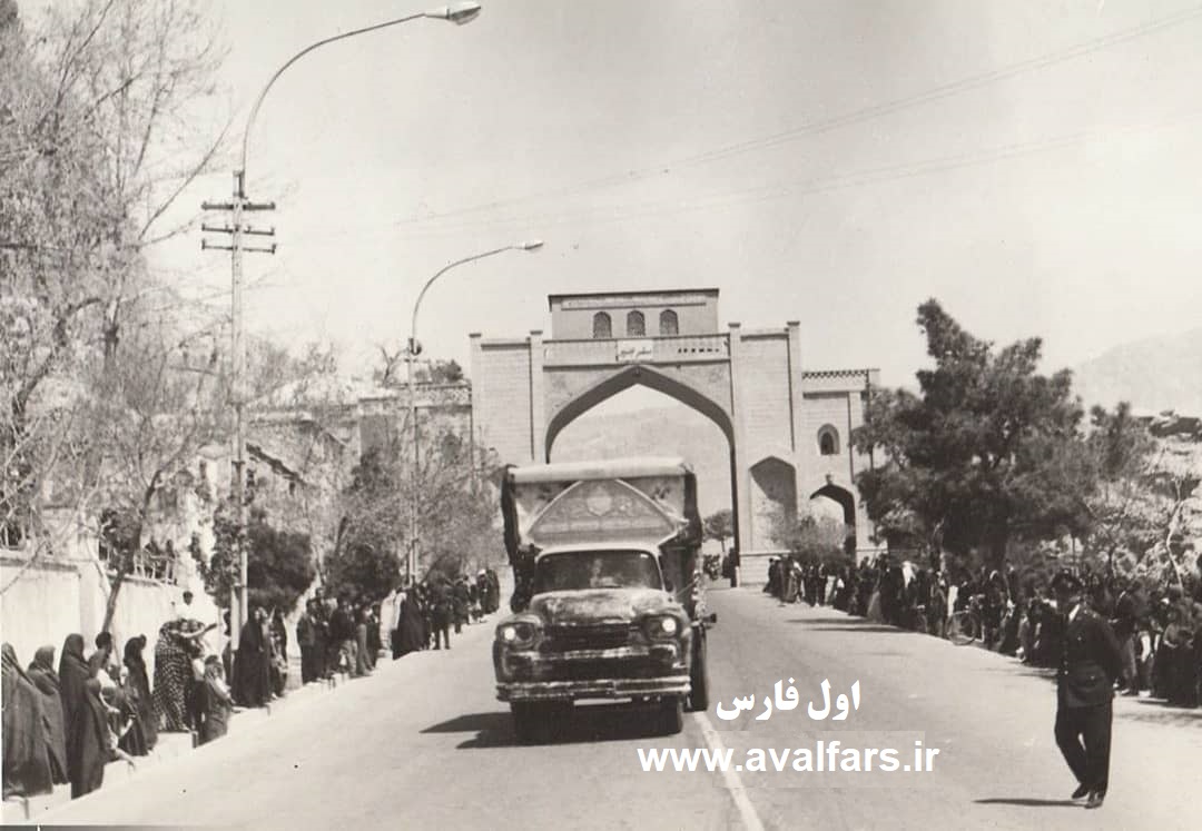 استقبال مردم شیراز از یک کامیون خاص در ۵۶ سال پیش+عکس