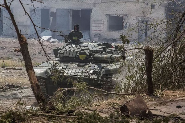 لحظه تسلیم شدن تانک ارتش روسیه در خرسونِ اوکراین+فیلم