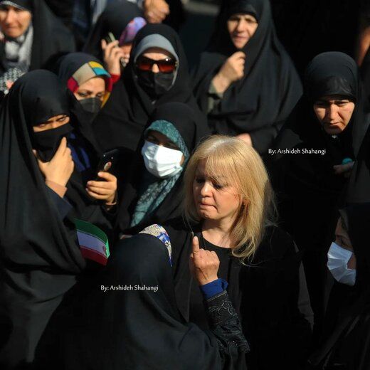 زن موبلوند بی‌حجاب در راهپیمایی ۱۳ آبان چه کسی بود؟