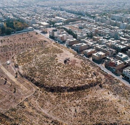 خطر تبدیل تپه باستانی هفت‌هزار ساله شیراز به ساختمان‌های مسکونی و تجاری