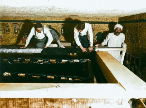 ۳۰ دسامبر ۱۹۲۳ میلادی/ هوارد کارتر (سمت چپ)، آرتور میس و یک کارگر مصری در مقبره توت عنخ آمون