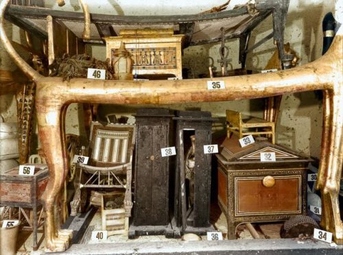 دسامبر ۱۹۲۲/ مقبره توت عنخ آمون / اشیاء زیر تخت شیر متشکل است از
صندوقچه عاج و آبنوس، جعبه‌های مشکی و صندلی کودک ساخته شده از آبنوس
