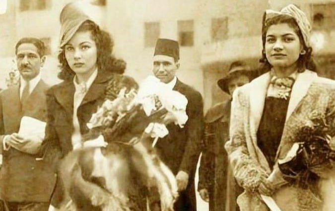 اشرف پهلوی در کنار مرسدس ۳۰۰ اس و سگ مینیاتوری اش +عکس