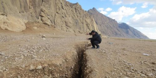 ایجاد شکاف هایی به طول ۱۵۰ متر بر اثر فرونشست در ۶ شهرستان فارس