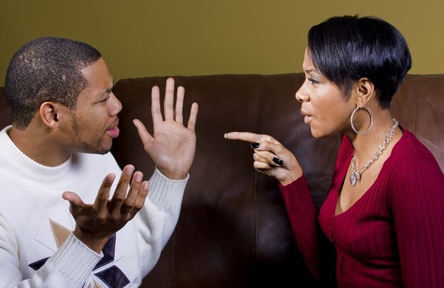 چگونه بفهمیم همسرمان دروغ می‌گوید؟ همسر دروغگو چه ویژگی هایی دارد؟