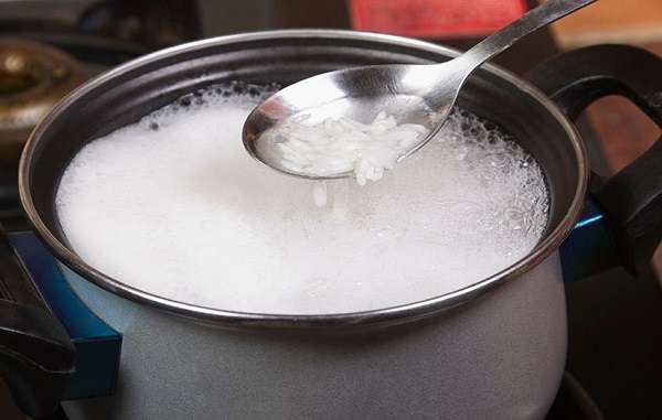 ۱۲ فایده‌ی شگفت انگیز آب برنج برای پوست و مو