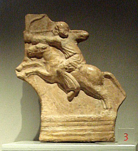 ParthianHorsemanمجسمه اسب سوار پارتی، به نمایش گذاشته شده در کاخ ماداما