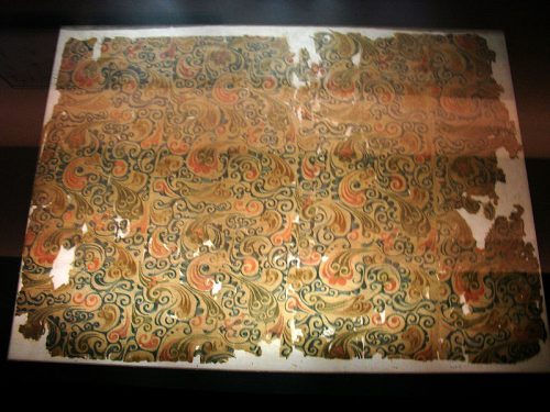 ابریشم چینی متعلق به ماوانگدویی (قرن ۲ پ. م)، ابریشم چینی احتمالاً با ارزش‌ترین کالای لوکس مورد معامله توسط اشکانی با غرب از طریق جاده ابریشم بوده‌است.
