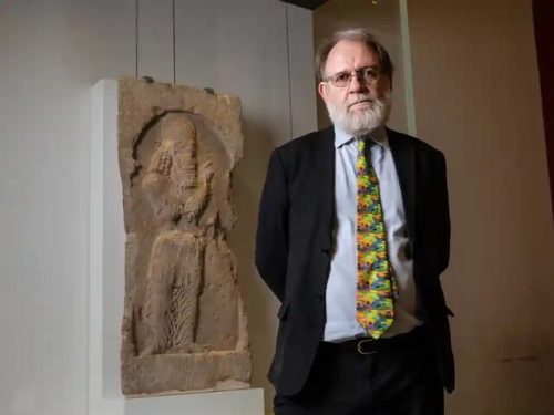 جان سیمپسون از موزه بریتانیا با نقش‌برجسته قاچاق‌شده ساسانی