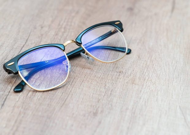 نور آبی چیست؟ عینک ضد نور آبی واقعا اثربخش است؟