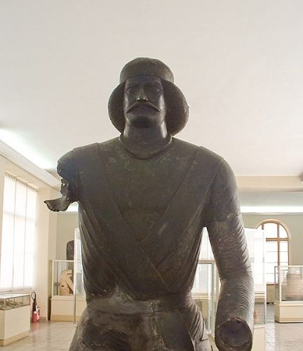 مجسمه برنز از نجیب‌زاده اشکانی ملقب به مرد شمی و در موزه ایران باستان نگهداری می‌شود