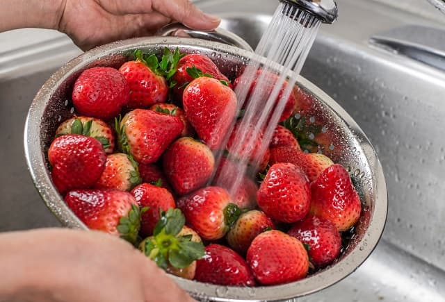۵ روش شستن و تمیز کردن توت فرنگی به نحو صحیح و بهداشتی