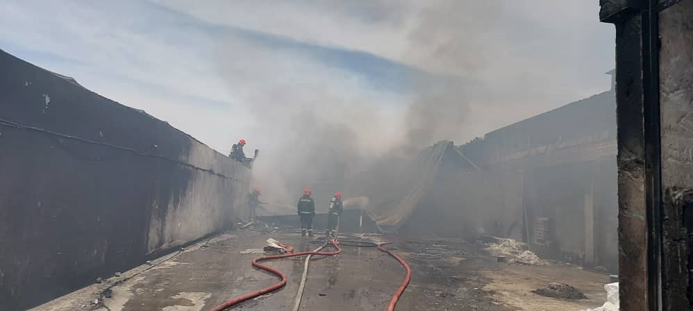 آتش‌سوزی گسترده در دو سوله در بلوار ولایت  شیراز+عکس