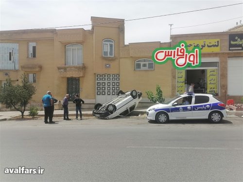 لحظه چپ شدن خودروی پراید در شهرک گلستان شیراز