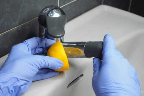 تمیز کردن سازگار با محیط زیست در حمام با لیمو